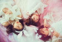 左から乃木坂46の3期生メンバーの山下美月、与田祐希、中村麗乃。