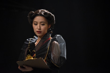 衛藤美彩演じるオリガ。