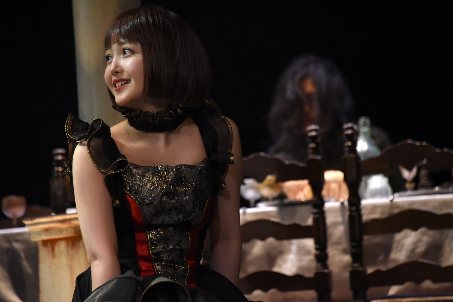 久保史緒里演じるイリーナ。