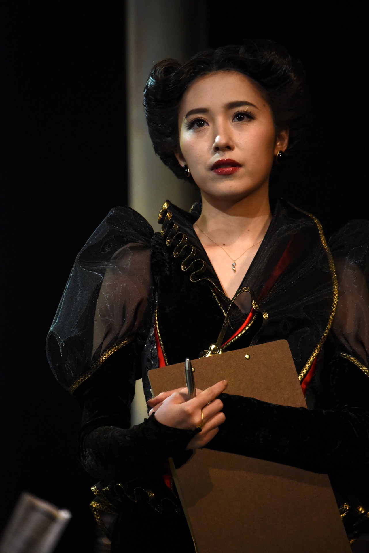 衛藤美彩演じるオリガ。