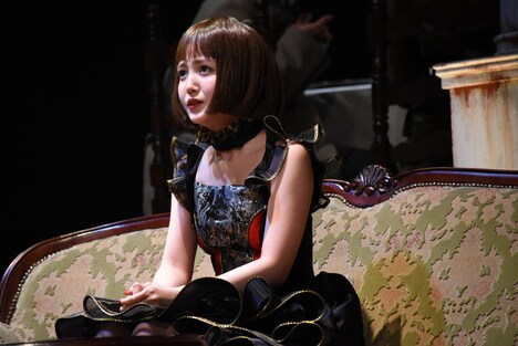 久保史緒里演じるイリーナ。