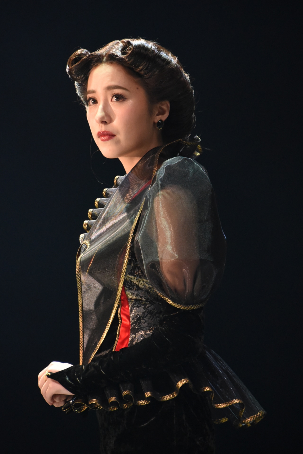 衛藤美彩演じるオリガ。