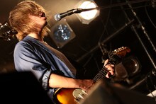 齋木孝平（G, Cho / Halo at 四畳半）（撮影：白石達也）