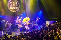 キノコホテル「キノコホテル創業10周年記念大実演会『サロン・ド・キノコ～飼い慣らされない女たち』」の様子。（撮影：にしゆきみ）