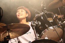 せとゆいか（Dr / Saucy Dog）（撮影：白石達也）