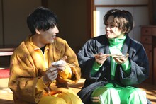 餅を食べるユースケとタクヤ。