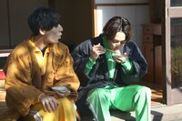 餅を食べるユースケとタクヤ。