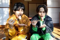 餅を食べるユースケとタクヤ。