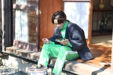 餅を焼くタクヤ。