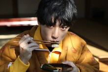 餅を食べるユースケ。