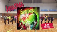 「Everybody!!」のCMのワンシーン。