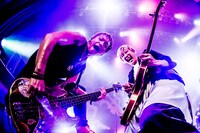 辻村勇太（B）と江口雄也（G）。（撮影：浜野カズシ）