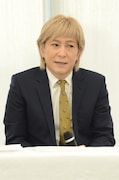 人気画像4位は「小室哲哉、涙の引退会見『悔いなし、なんて言葉は出てこない』」より、小室哲哉。