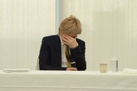 涙をぬぐう小室哲哉。