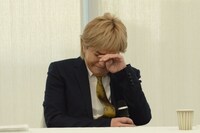 涙をぬぐう小室哲哉。