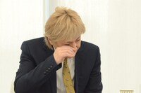 涙をぬぐう小室哲哉。