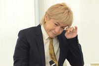 涙をぬぐう小室哲哉。