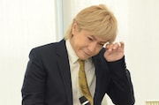 涙をぬぐう小室哲哉。