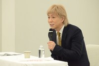 人気画像8位は「小室哲哉、涙の引退会見『悔いなし、なんて言葉は出てこない』」より、小室哲哉。