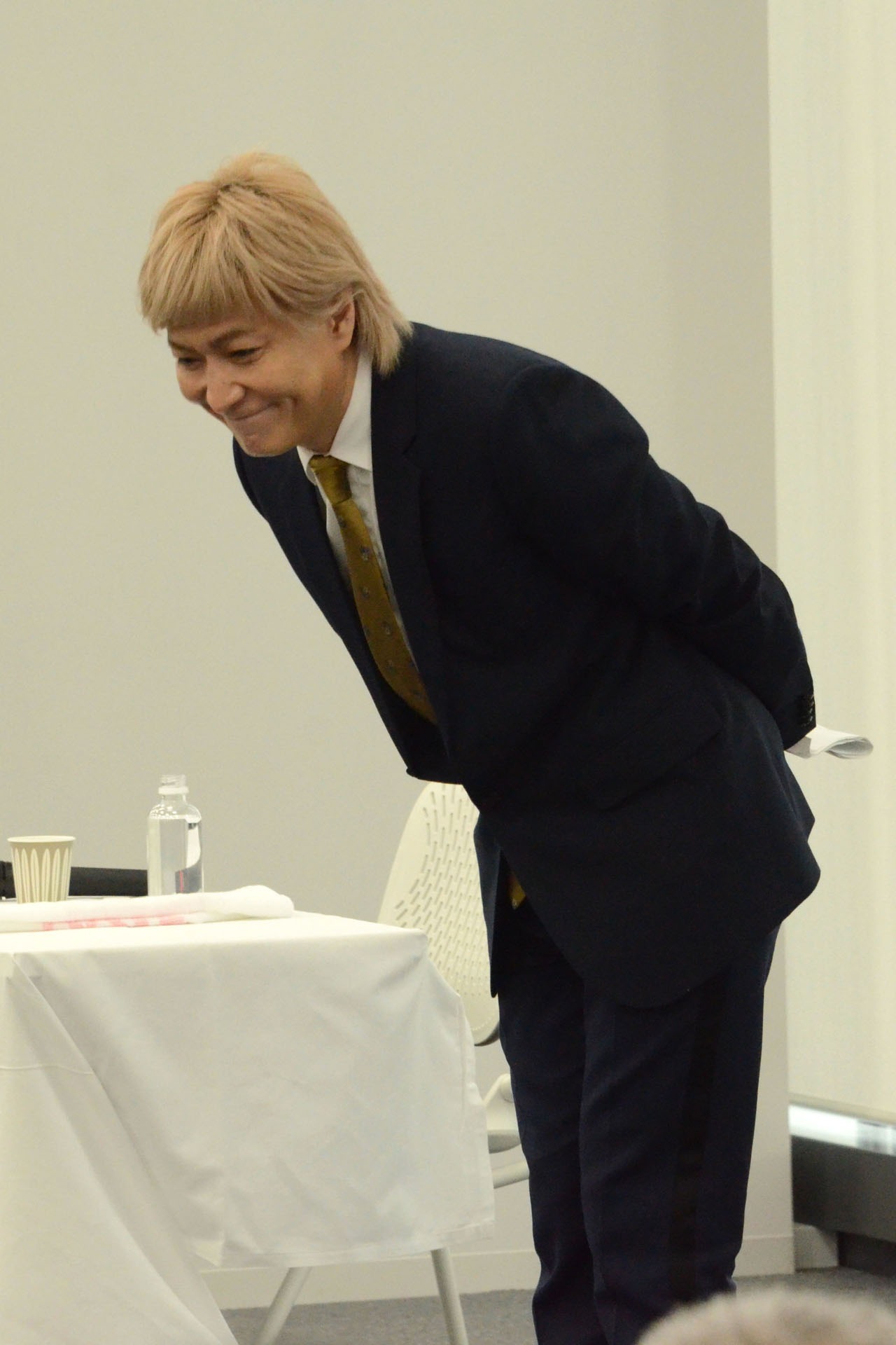 記者陣に挨拶をする小室哲哉。