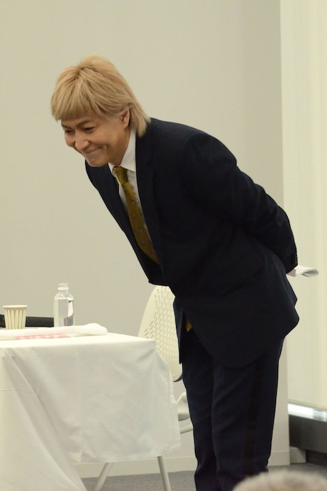 記者陣に挨拶をする小室哲哉。