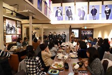 満員の店内に登場したDa-iCE（奥）。