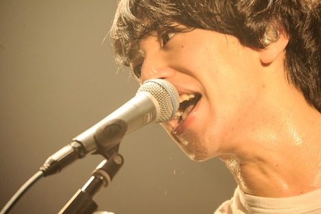 椎木知仁（Vo, G）（Photo by MASANORI FUJIKAWA）