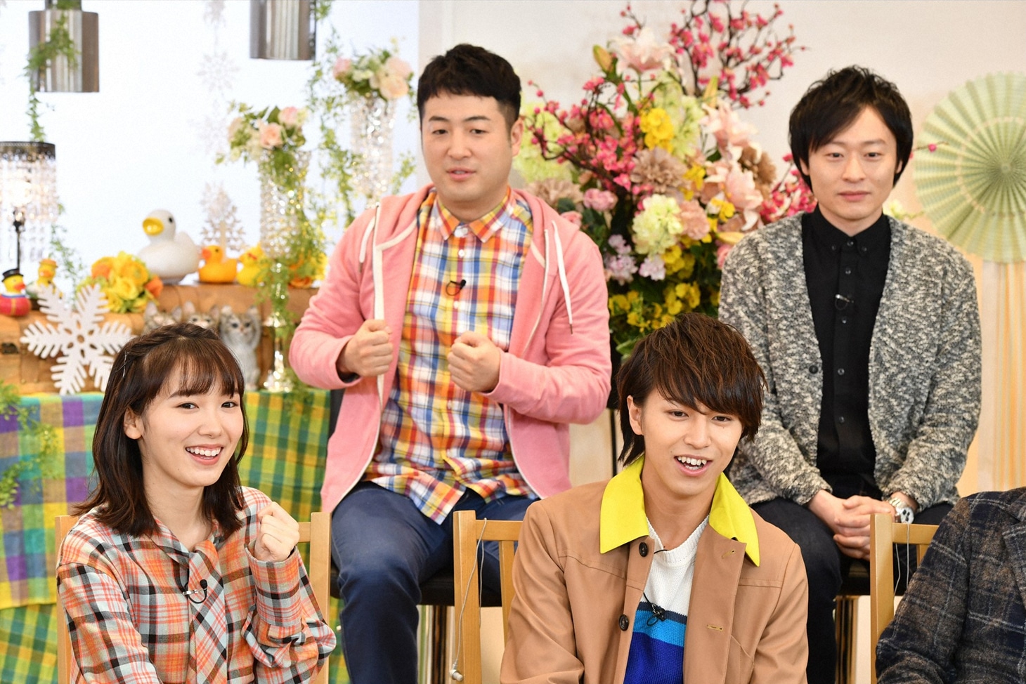 飯豊まりえ（下段左）、タカシ（超特急 / 下段右）と和牛（上段）。(c)TBS