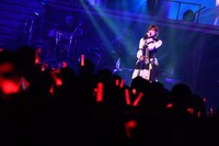 「コイントス」を歌唱する岡田奈々。(c)AKS