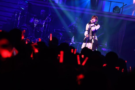 「コイントス」を歌唱する岡田奈々。(c)AKS