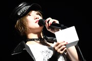 手紙を読み上げる岡田奈々。(c)AKS