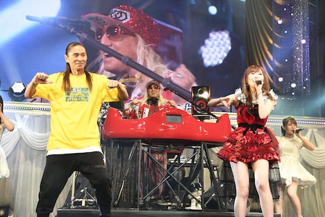 「恋するフォーチュンクッキー」披露時のSAM（TRF）、DJ KOO（TRF）、指原莉乃。(c)AKS