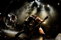 ギターウルフのステージでアントーニオ本多（THE 夏の魔物）がギターを弾く様子。（撮影：橋本塁）