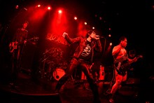 ギターウルフのステージでアントーニオ本多（THE 夏の魔物）がギターを弾く様子。（撮影：橋本塁）