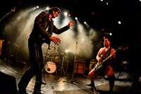 セイジ（ギターウルフ）とアントーニオ本多（THE 夏の魔物）。（撮影：橋本塁）