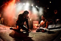 セイジ（ギターウルフ）とアントーニオ本多（THE 夏の魔物）。（撮影：橋本塁）