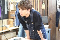 6人の作業を見守るコーイチ。