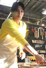 おどけるユースケ。