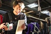 ユーキの作業を手伝うコーイチ。