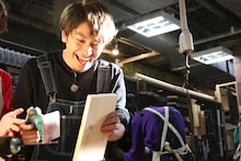 ユーキの作業を手伝うコーイチ。