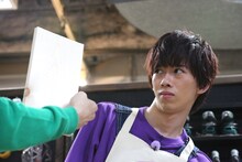 困り顔のリョウガ。