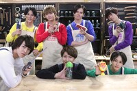 工具を持ってポーズを決める超特急。