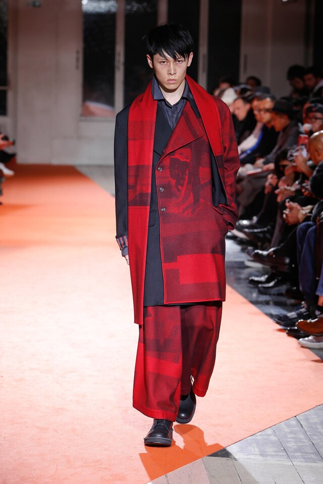 ランウェイを歩くMIYAVI。