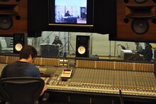 「大野雄二とジャズ（仮）」より。大野雄二がレコーディングを行う様子。