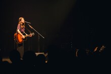 片平里菜「ライブハウスツアー2017-2018」東京・Zepp DiverCity TOKYO公演の様子。（撮影：山川哲矢）