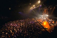 片平里菜「ライブハウスツアー2017-2018」東京・Zepp DiverCity TOKYO公演の様子。（撮影：山川哲矢）