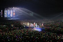 「ももいろクローバーZ 2018 OPENING ～新しい青空へ～」の様子。（写真提供：キングレコード / EVIL LINE RECORDS）