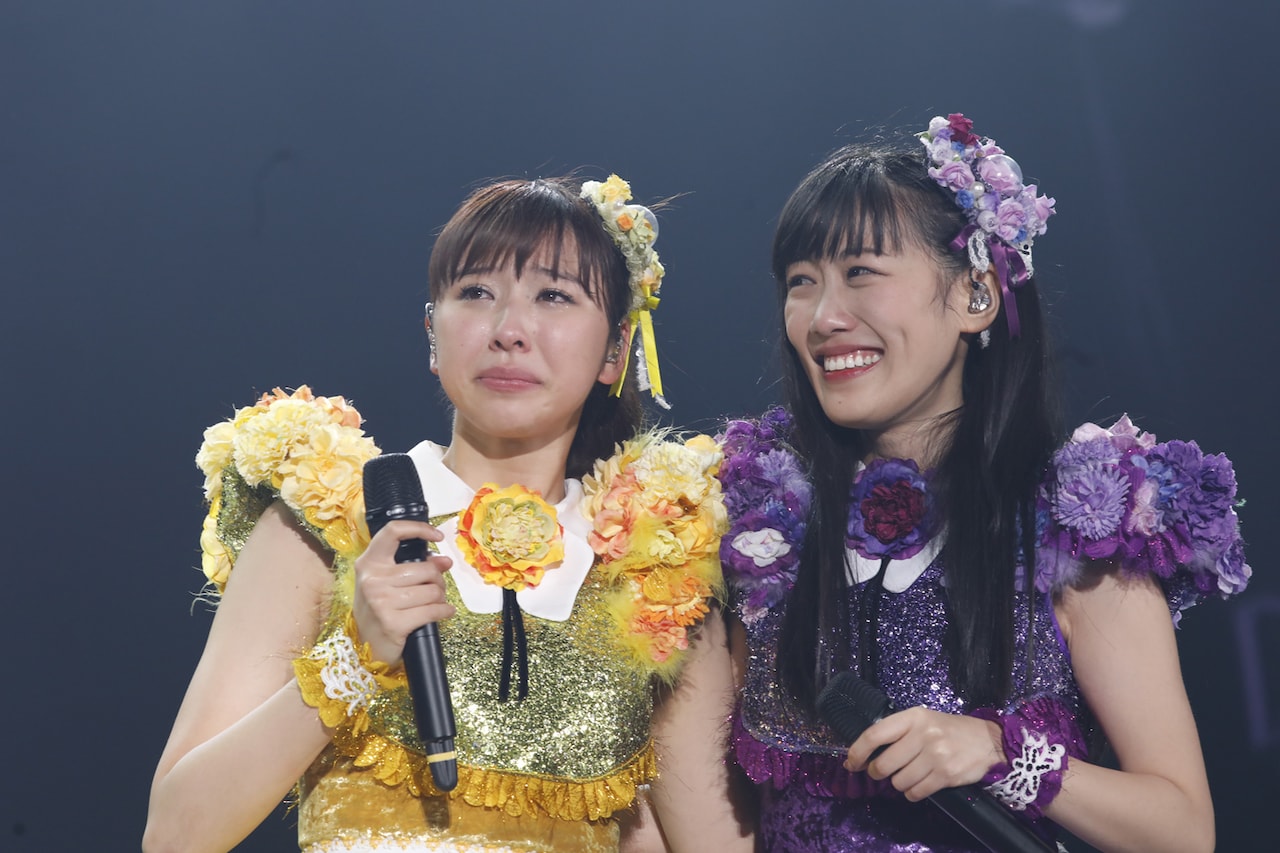 玉井詩織と高城れに。（写真提供：キングレコード / EVIL LINE