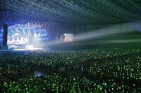 「ももいろクローバーZ 2018 OPENING ～新しい青空へ～」の様子。（写真提供：キングレコード / EVIL LINE RECORDS）