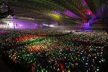 「ももいろクローバーZ 2018 OPENING ～新しい青空へ～」の様子。（写真提供：キングレコード / EVIL LINE RECORDS）